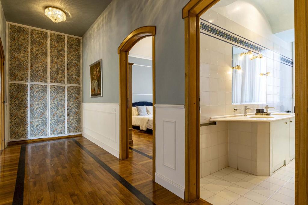 une salle de bain avec un lavabo et un miroir dans l'établissement Italian Experience-Villa I Portici, à San Donato