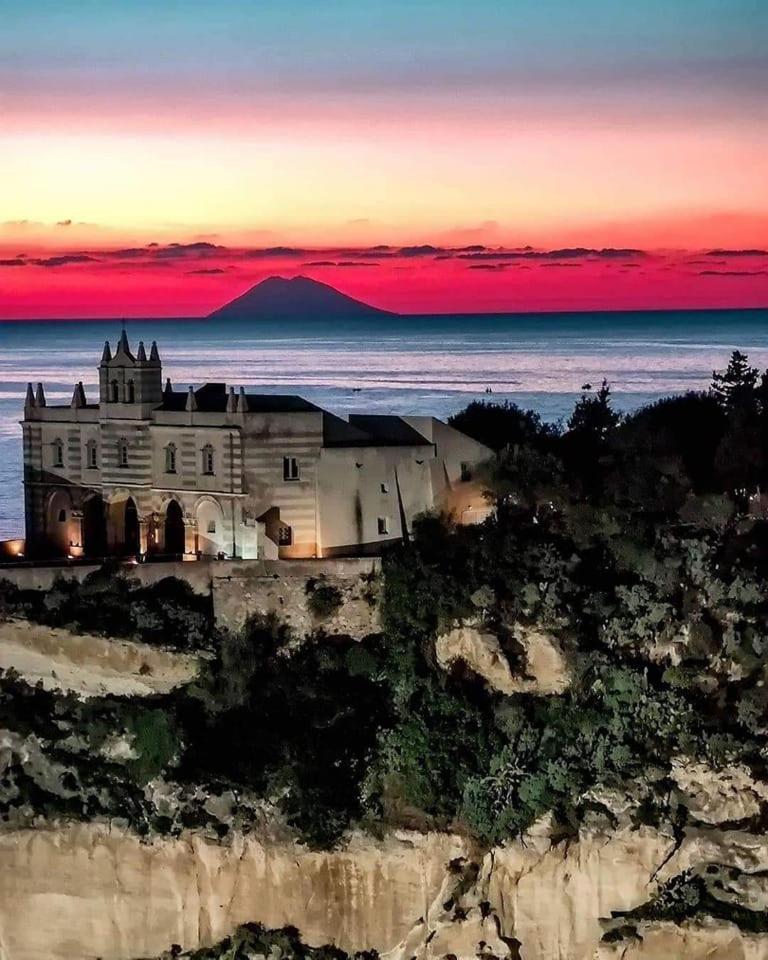un vieux bâtiment situé à flanc de montagne dans l'établissement Hotel la Praia, à Zambrone