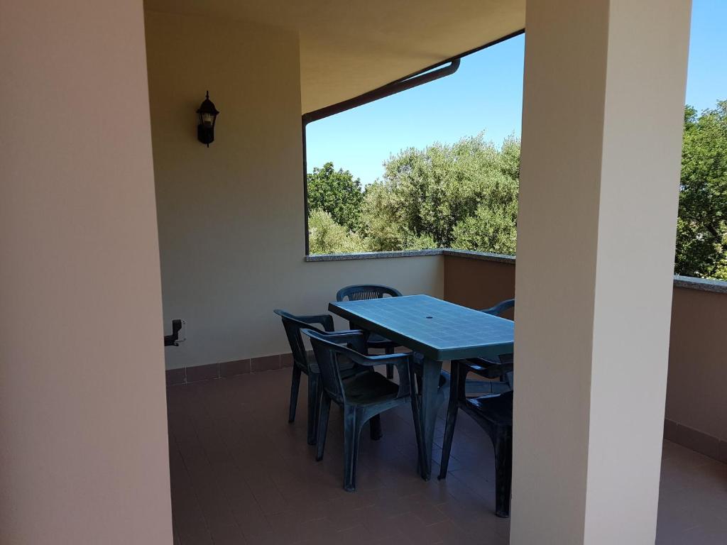 une salle à manger avec une table et des chaises et une fenêtre dans l'établissement Hotel la Praia, à Zambrone