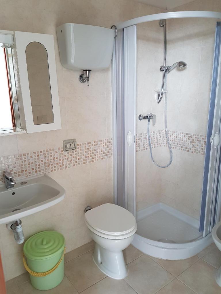 une salle de bain avec une douche, des toilettes et un lavabo dans l'établissement Hotel la Praia, à Zambrone