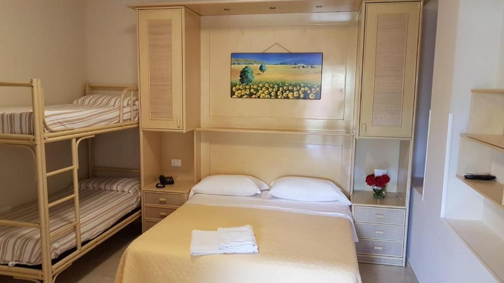 une chambre avec deux lits superposés dans une pièce dans l'établissement Hotel la Praia, à Zambrone