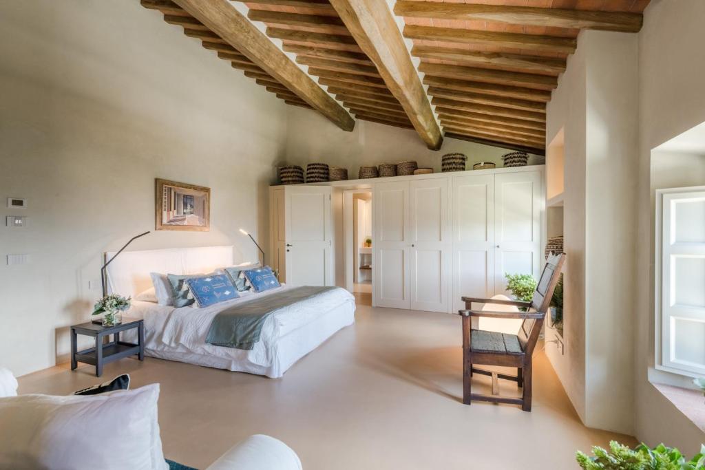 une chambre avec un lit et un plafond en bois dans l'établissement Villa Sunset, Luxury Farmhouse with Infinity Pool, à Lucques