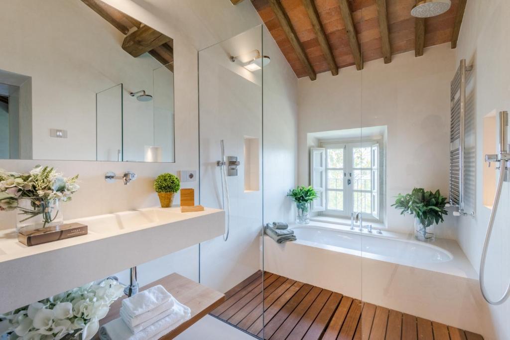 une salle de bain avec une baignoire et un lavabo dans l'établissement Villa Sunset, Luxury Farmhouse with Infinity Pool, à Lucques