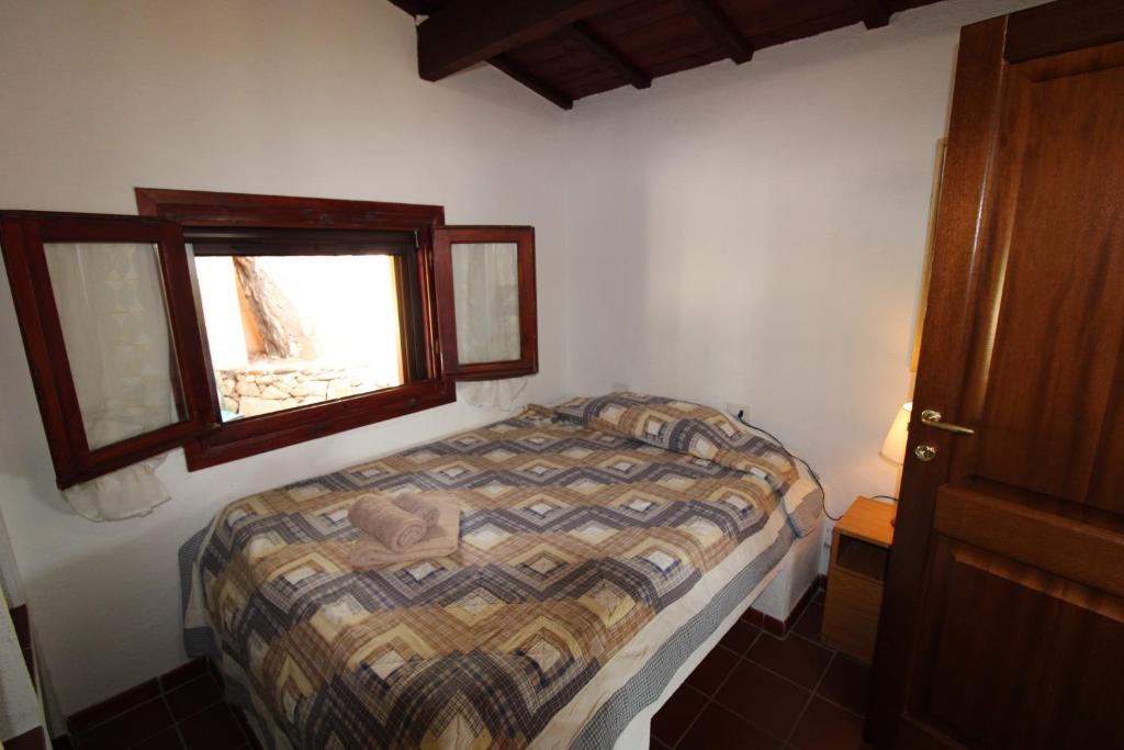 une chambre avec un lit et une fenêtre dans l'établissement Domus Cristianae Villa Exclusive Pool Sea View, à Nuragheddu