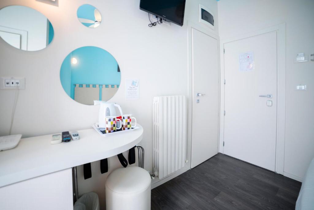 une salle de bain avec un lavabo et un miroir dans l'établissement Hotel Casablanca, à Rimini