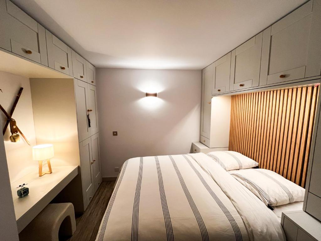 une chambre avec un grand lit et un bureau dans l'établissement Appartement de Standing - Ski au pied, à Val Thorens