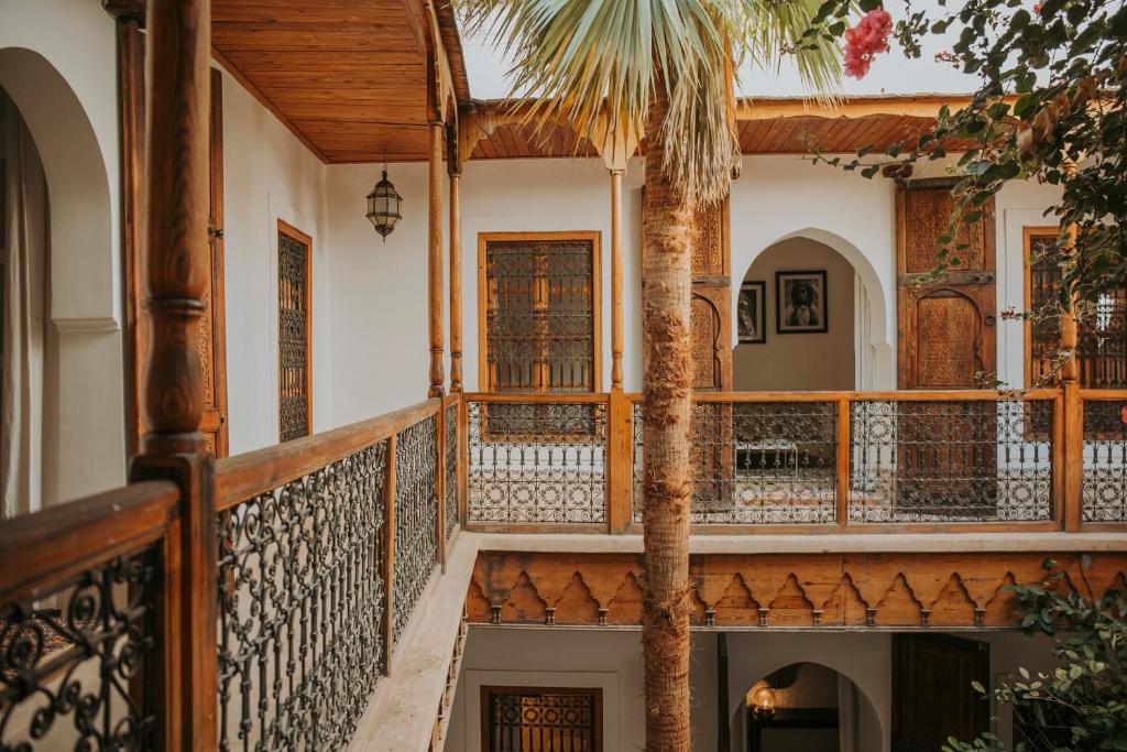 - un balcon d'une maison avec un palmier dans l'établissement Riad Djebel, à Marrakech