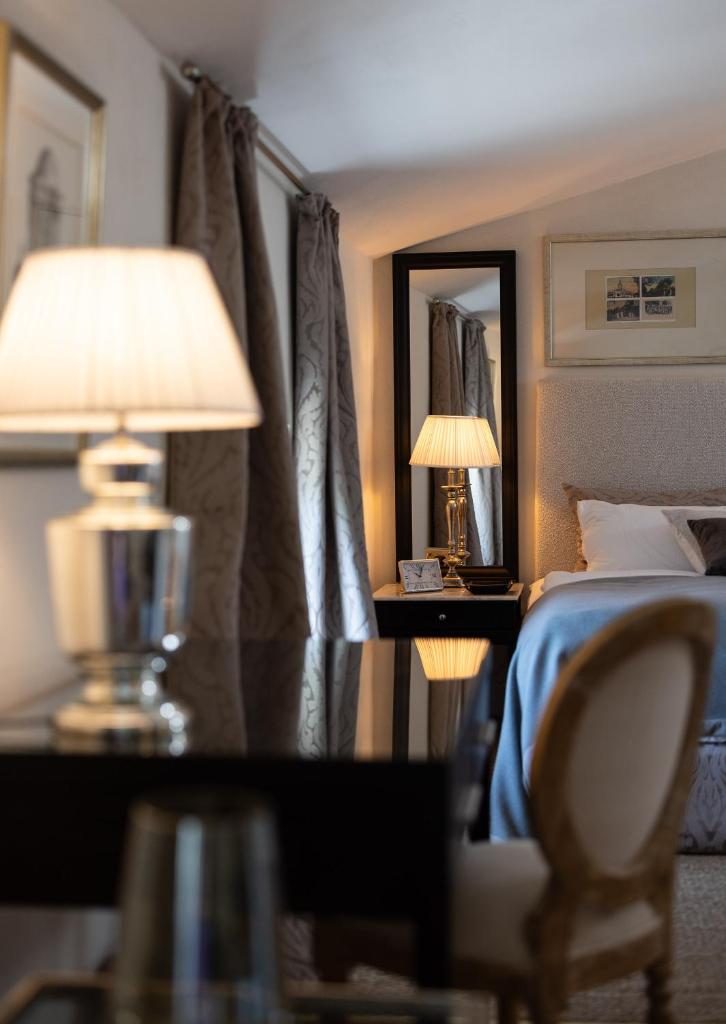 une chambre avec un lit et une table avec une lampe dans l'établissement Villa La Selva, à Marliana