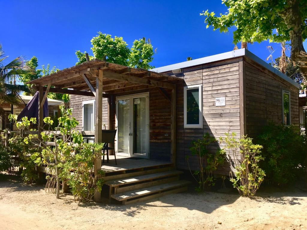 une petite maison sur la plage avec une terrasse couverte dans l'établissement Rent Paradise, à Grimaud 37 autres photos
