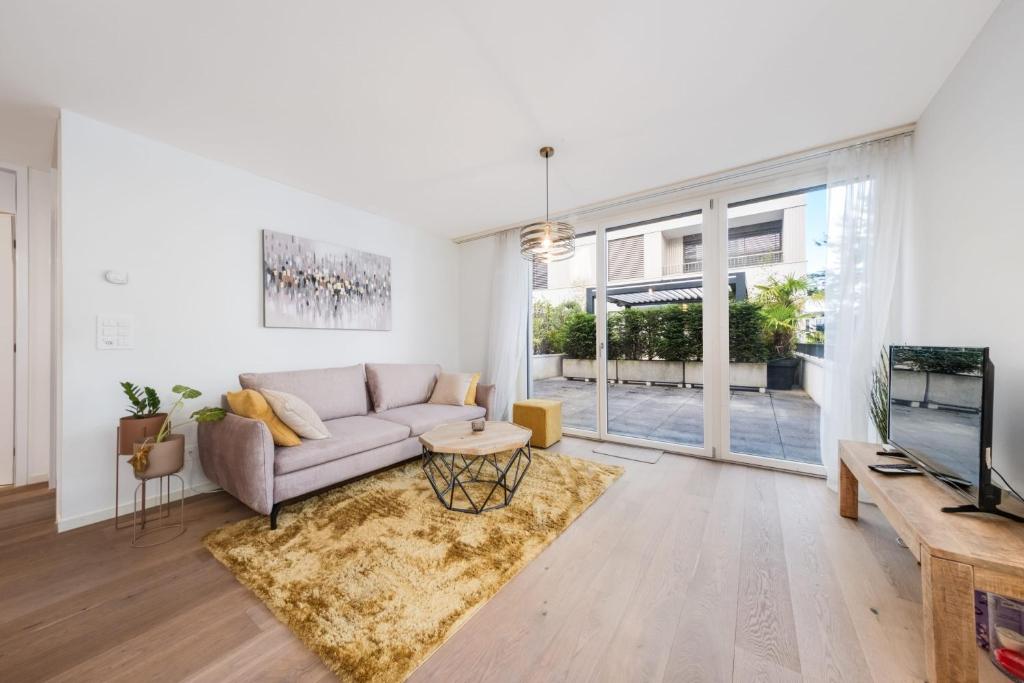 Modern 1 Bedroom in Montreux Center by GuestLee