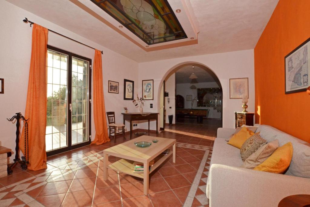 un salon avec un canapé et une table dans l'établissement Villa Torres - Happy Rentals, à Scicli