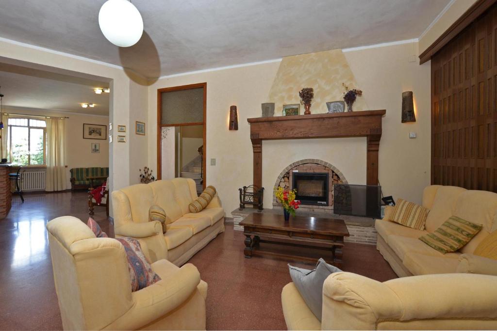 un salon avec des canapés et une cheminée dans l'établissement Villa Francesca - Happy Rentals, à Anghiari