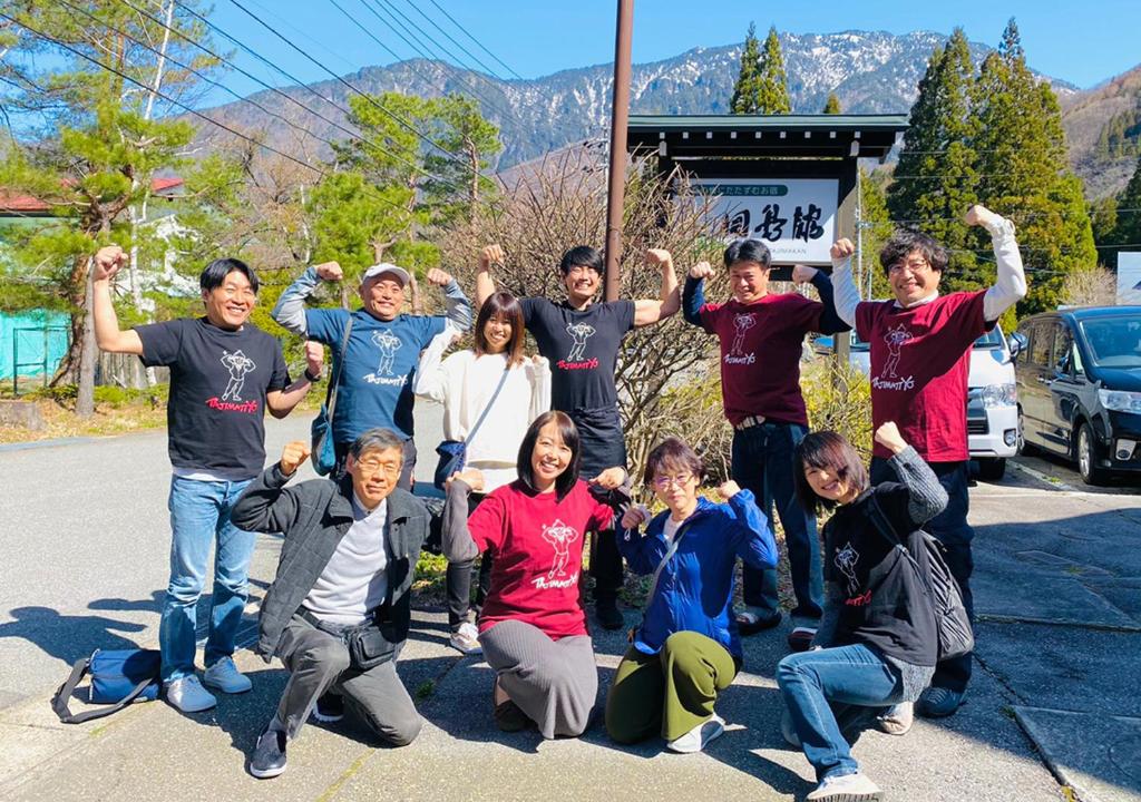 un groupe de personnes posant pour une photo dans l'établissement 筋肉と自然と遊ぶ宿 田島館, à Takayama