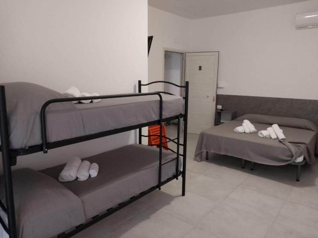 une chambre avec deux lits superposés et un couloir dans l'établissement Gianola Residence Monolocali Formia, à Formia