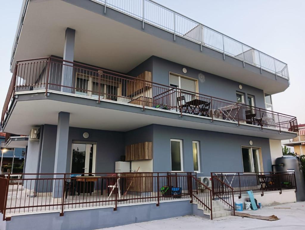 un bâtiment avec des balcons sur le côté dans l'établissement Villa3 Cancelli Guesthouse B&B via del Mare Formia, à Formia
