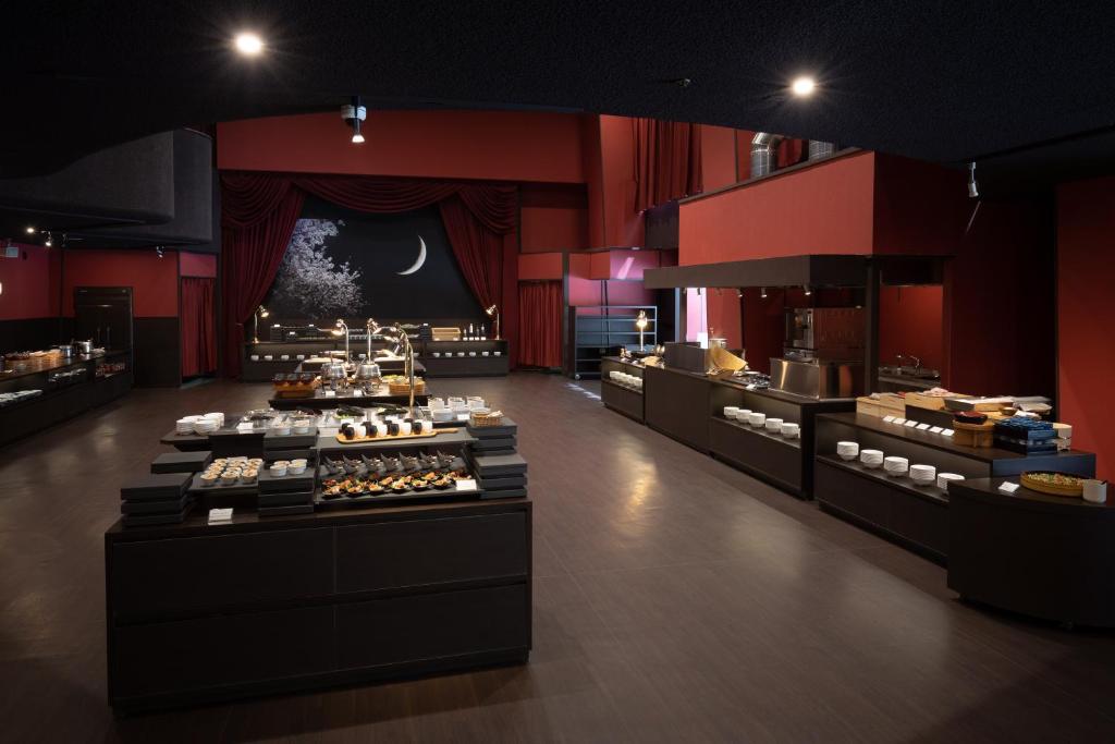 une boulangerie avec beaucoup de nourriture en exposition dans l'établissement Okudogo Ichiyunomori, à Matsuyama