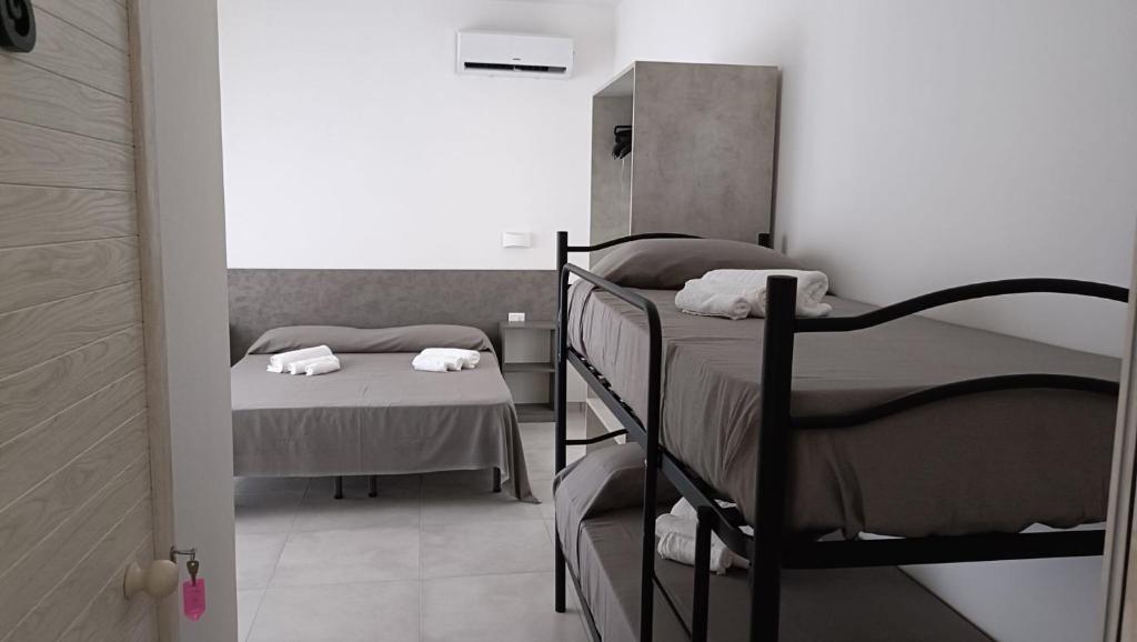 une chambre avec deux lits superposés dans une pièce dans l'établissement Villa3 Cancelli Guesthouse B&B via del Mare Formia, à Formia