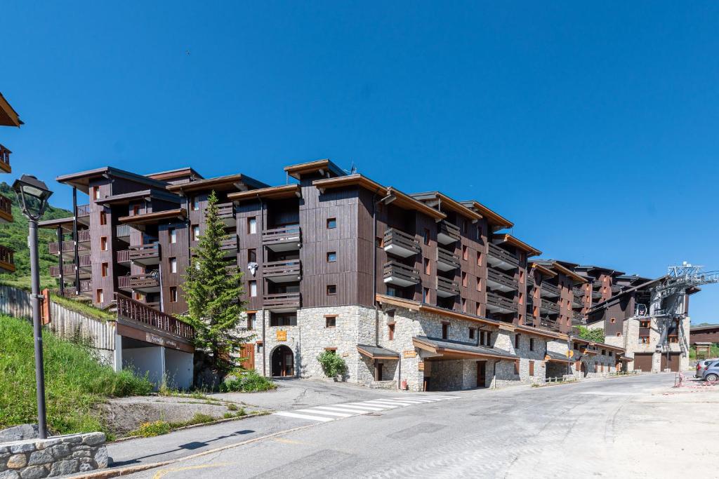 un immeuble d'appartements au bord d'une rue dans l'établissement Appartement 4p, à Les Allues