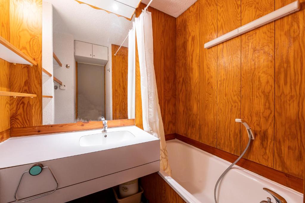 une salle de bain avec un lavabo et une baignoire dans l'établissement Appartement 4p, à Les Allues