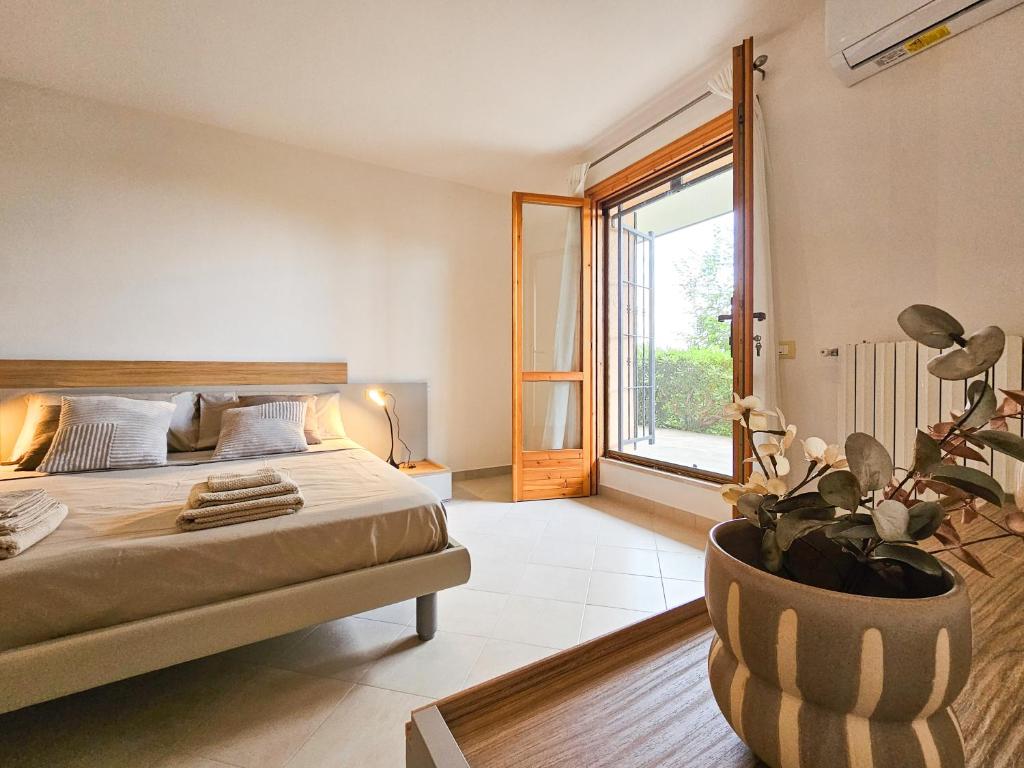 une chambre avec un lit et une plante dans un vase dans l'établissement Villa Venti, à Polpenazze del Garda