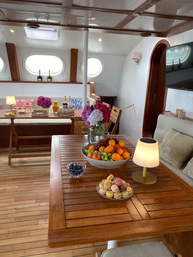 une table avec un bol de fruits au sommet d'un bateau dans l'établissement Valmarelo Maxi Catamaran, à Saint-Philibert