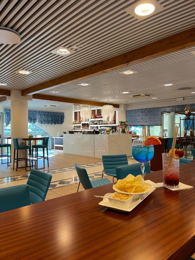 d'une table avec une assiette de nourriture au-dessus dans l'établissement Aparthotel Holiday, à Bibione 68 autres photos