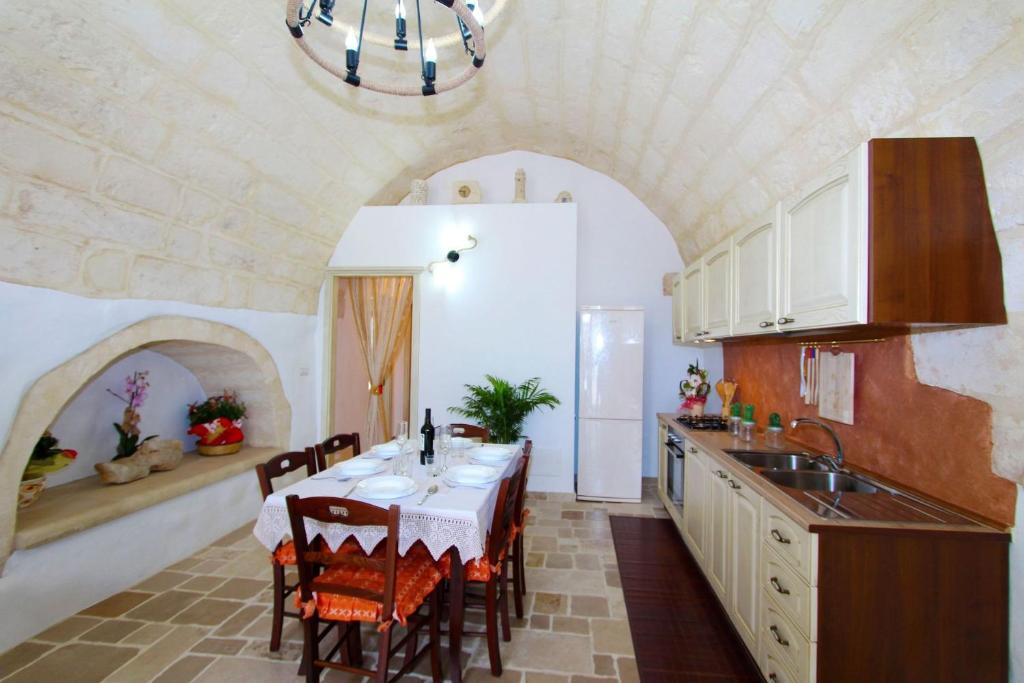 une cuisine avec une table et des chaises dans une pièce dans l'établissement Villa Luce, à Leuca
