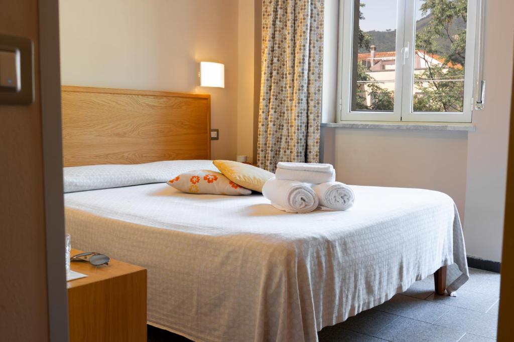 une chambre d'hôtel avec un lit avec des serviettes dessus dans l'établissement Hotel Garden, à Praia a Mare 91 autres photos