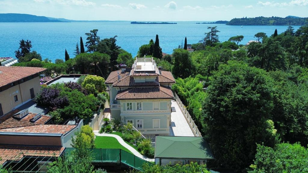 Vue aérienne d'une maison avec l'océan en arrière-plan dans l'établissement Villa Diamante -BGL, à Salò
