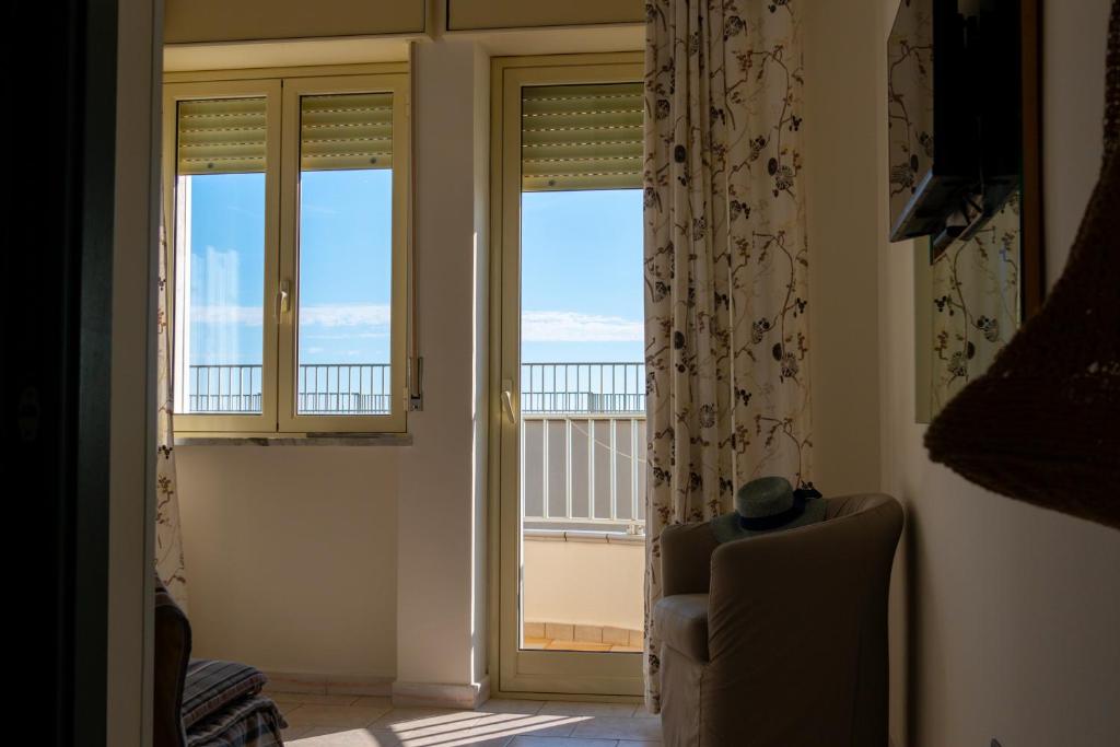 Cette chambre dispose d'une fenêtre offrant une vue sur l'océan. dans l'établissement Hotel Garden, à Praia a Mare