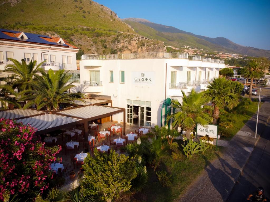 - une vue aérienne sur un bâtiment avec des palmiers dans l'établissement Hotel Garden, à Praia a Mare