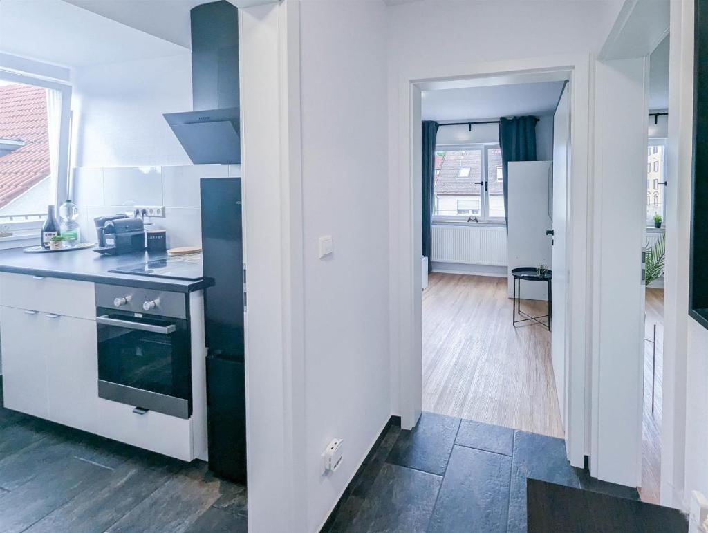 ALFA Stuttgart 3 Zimmer 6 Betten Apartment Wasen MercedesBenz MHP Arena l Bad I Küche l WIFI & SmartTV l 3BR & 6 Beds l Bathroom l Kitchen 4