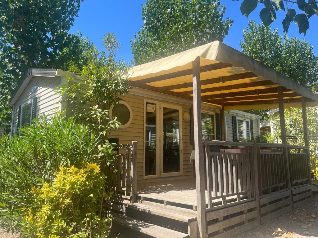 Cette petite cabane en bois dispose d'une terrasse couverte et d'un toit. dans l'établissement Rent Paradise, à Grimaud