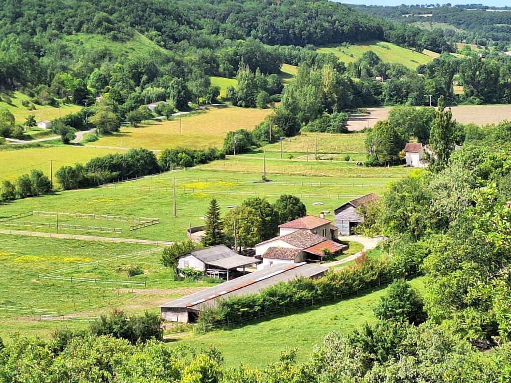 une vue aérienne sur une ferme dans un champ dans l'établissement Glamping zelt auf Reiterhof, à Montaigu-de-Quercy