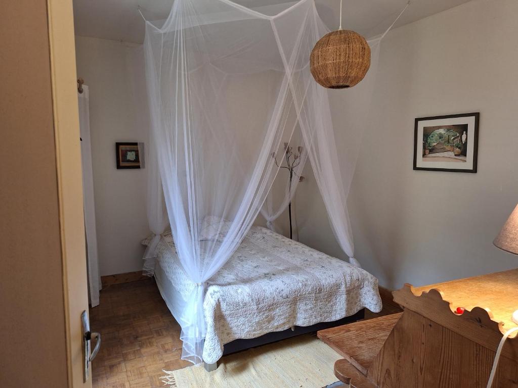 une chambre avec un lit avec moustiquaire dans l'établissement Glamping zelt auf Reiterhof, à Montaigu-de-Quercy 11 autres photos
