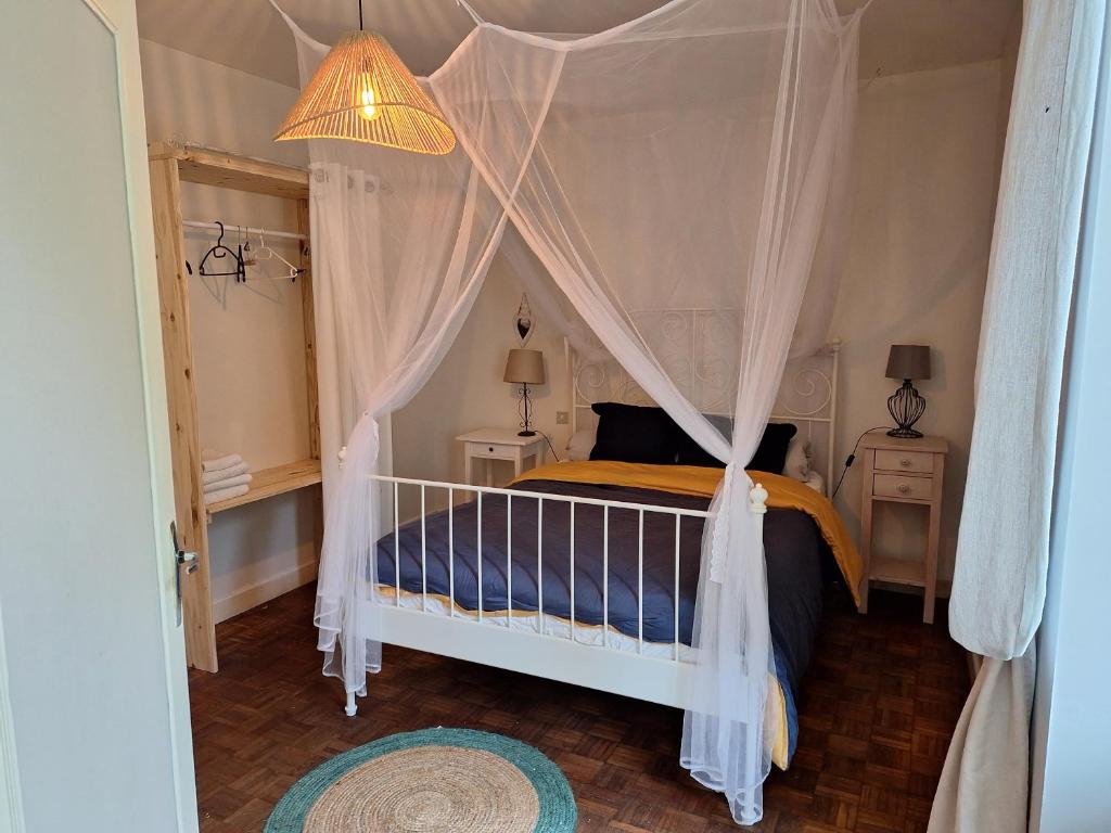 - une chambre avec un lit à baldaquin et 2 tables de chevet dans l'établissement Glamping zelt auf Reiterhof, à Montaigu-de-Quercy