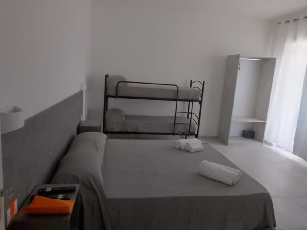 un lit avec deux oreillers dessus dans une chambre dans l'établissement Gianola Residence Monolocali Formia, à Formia