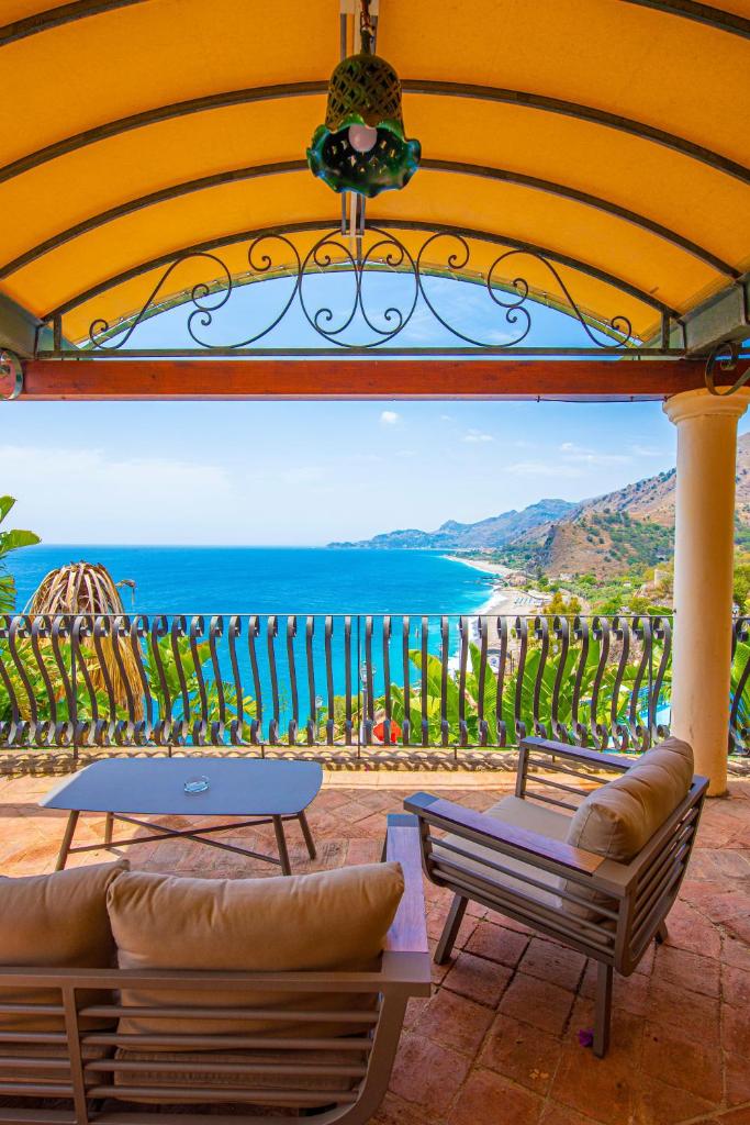 d'une terrasse avec vue sur l'océan depuis un balcon. dans l'établissement Baia Taormina - CDSHotels, à Forza dʼAgro