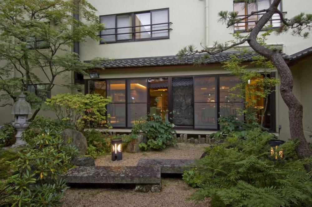 une maison avec un jardin devant dans l'établissement Kanemidori, à Kusatsu