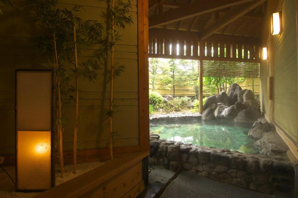 - une vue sur la piscine dans un bâtiment dans l'établissement Kanemidori, à Kusatsu
