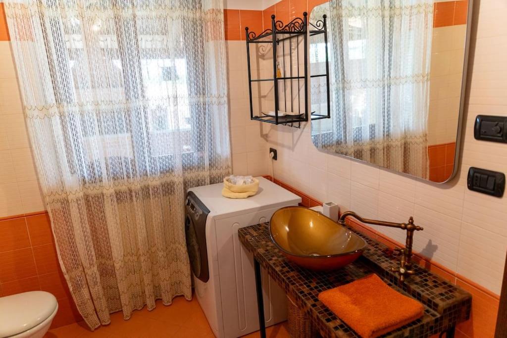 une salle de bain avec un lavabo et un miroir dans l'établissement Villa con vista - piscina e barbecue privati, à San Damiano dʼAsti
