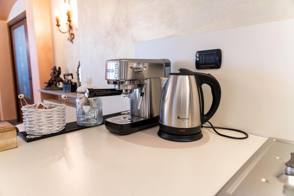 une cafetière assise sur un comptoir de cuisine dans l'établissement Villa con vista - piscina e barbecue privati, à San Damiano dʼAsti
