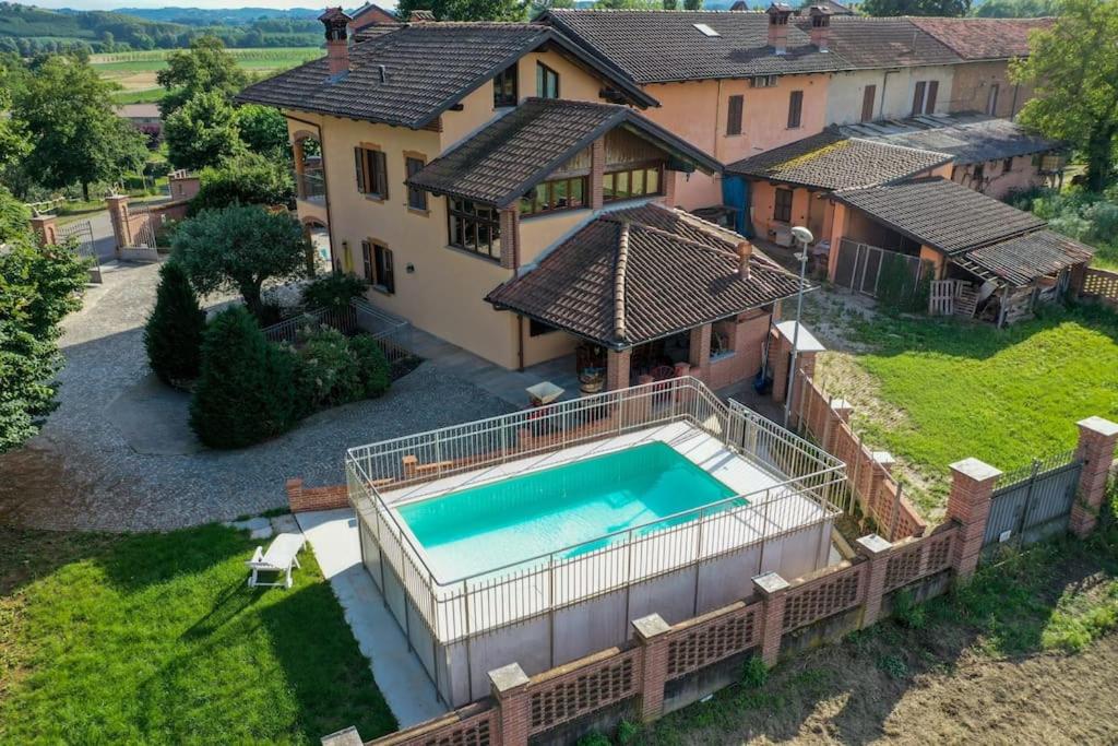une vue aérienne d'une maison avec piscine dans l'établissement Villa con vista - piscina e barbecue privati, à San Damiano dʼAsti