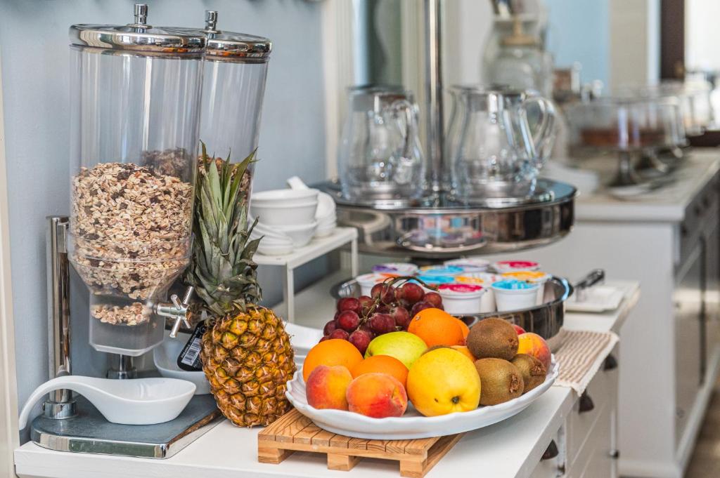 une table avec un bol de fruits sur un comptoir dans l'établissement Palascìa Wellness Relais, à Otrante