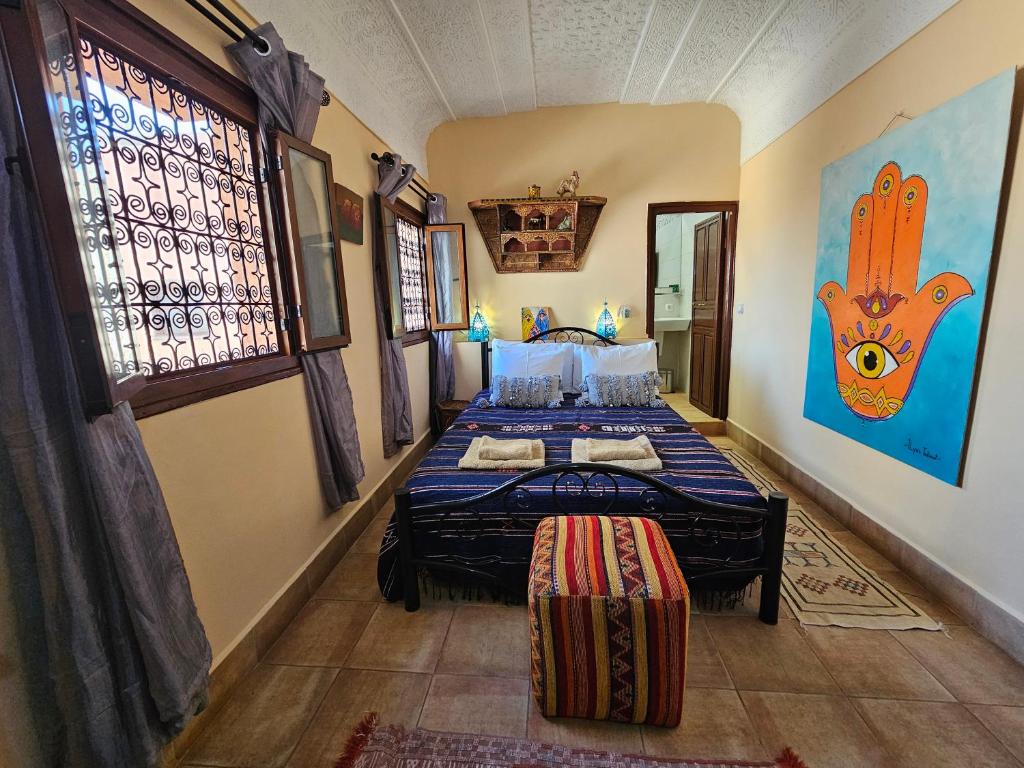 une chambre avec un lit dans le coin d'une pièce dans l'établissement Riad Dar Rita, à Ouarzazate