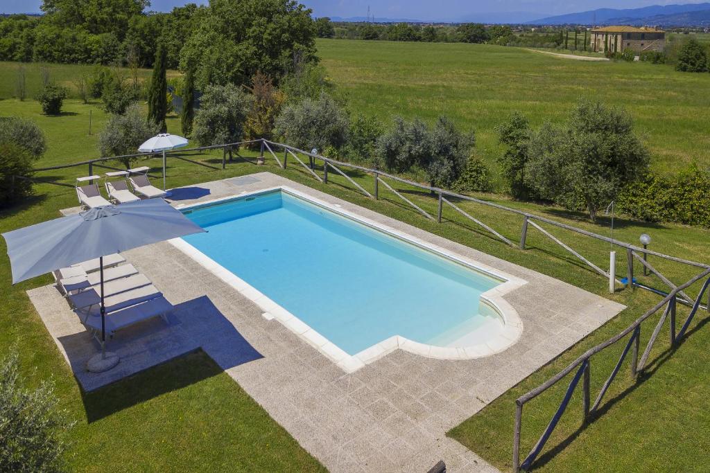 - une vue sur la piscine avec un parasol dans l'établissement Villa San Lorenzo - Happy Rentals, à Cortone