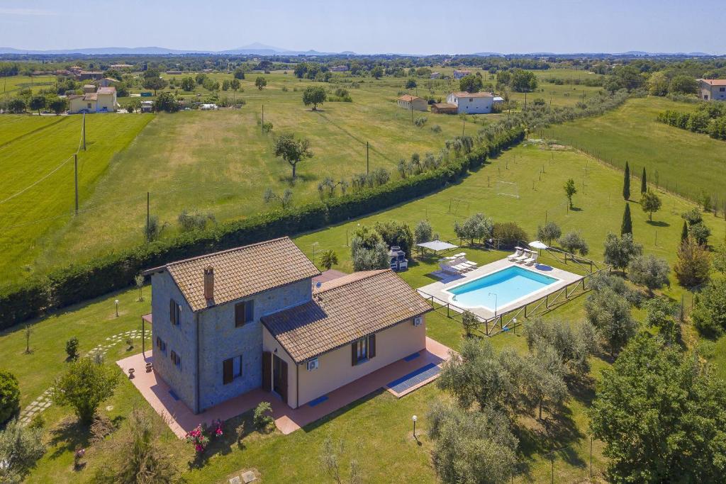 une vue aérienne d'une maison et d'une piscine dans l'établissement Villa San Lorenzo - Happy Rentals, à Cortone