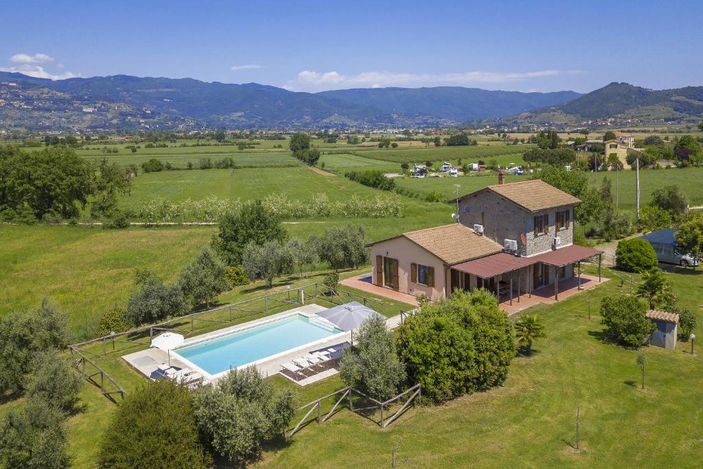 une vue aérienne d'une maison avec piscine dans l'établissement Villa San Lorenzo - Happy Rentals, à Cortone