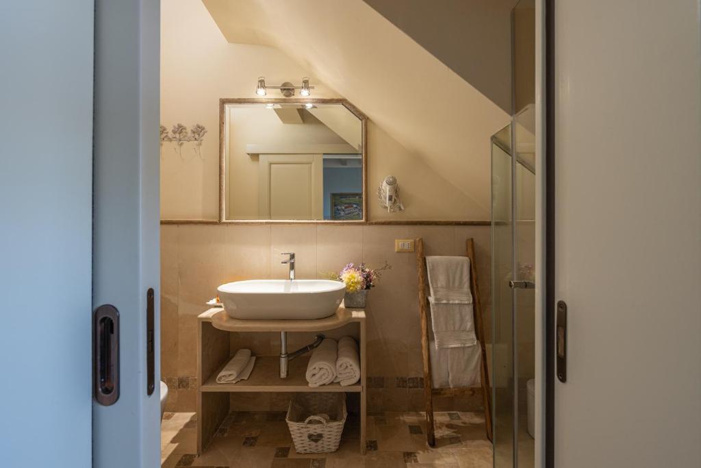 une salle de bain avec un lavabo et un miroir dans l'établissement Palascìa Wellness Relais, à Otrante 115 autres photos