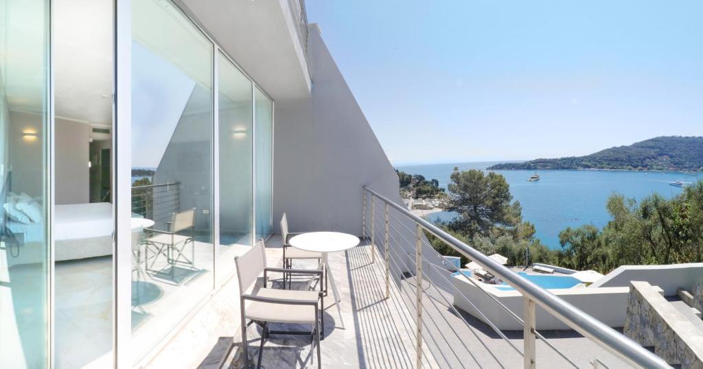 - un balcon offrant une vue sur l'eau dans l'établissement Cristallo Park Hotel, à Portovenere 41 autres photos